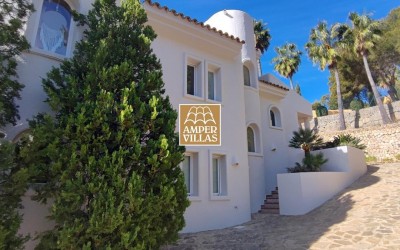 Fantastic villa with panoramic sea views.